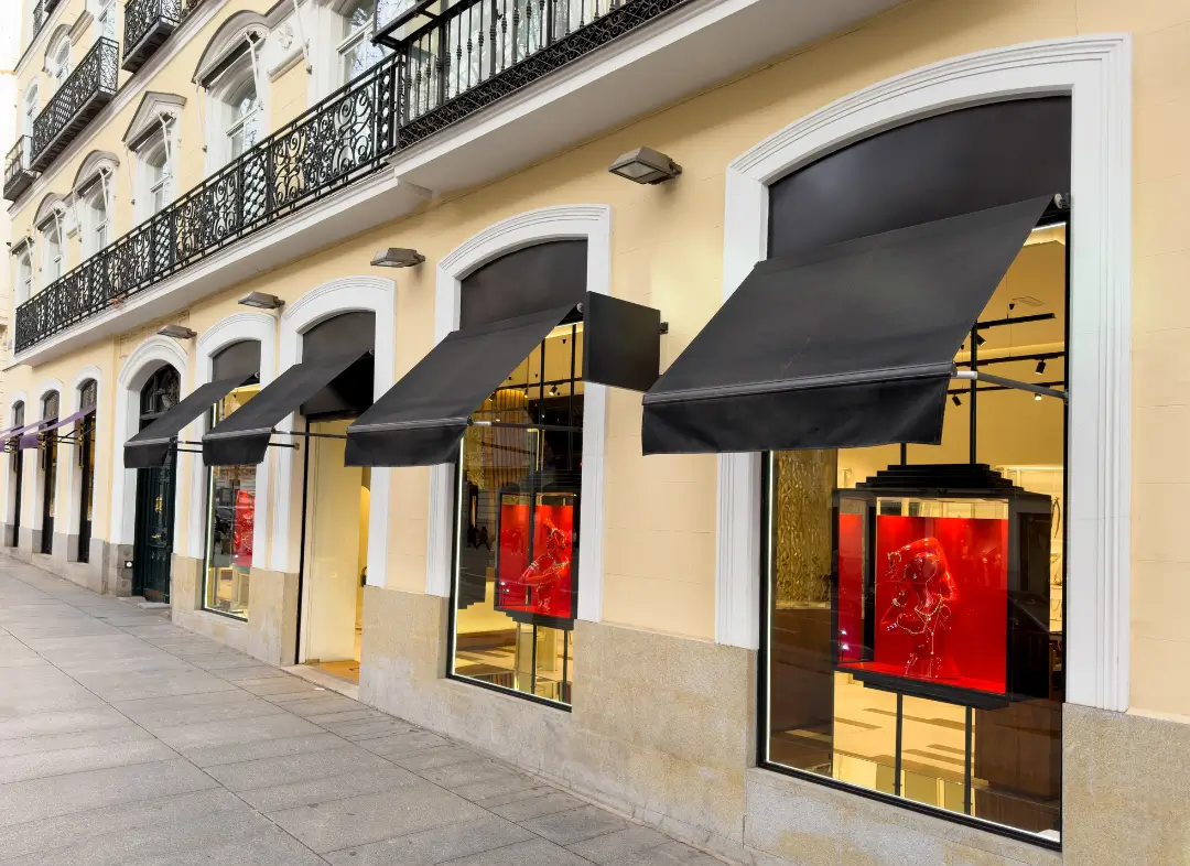 Façade vitrine de magasin en aluminium sur mesure à Le Pradet